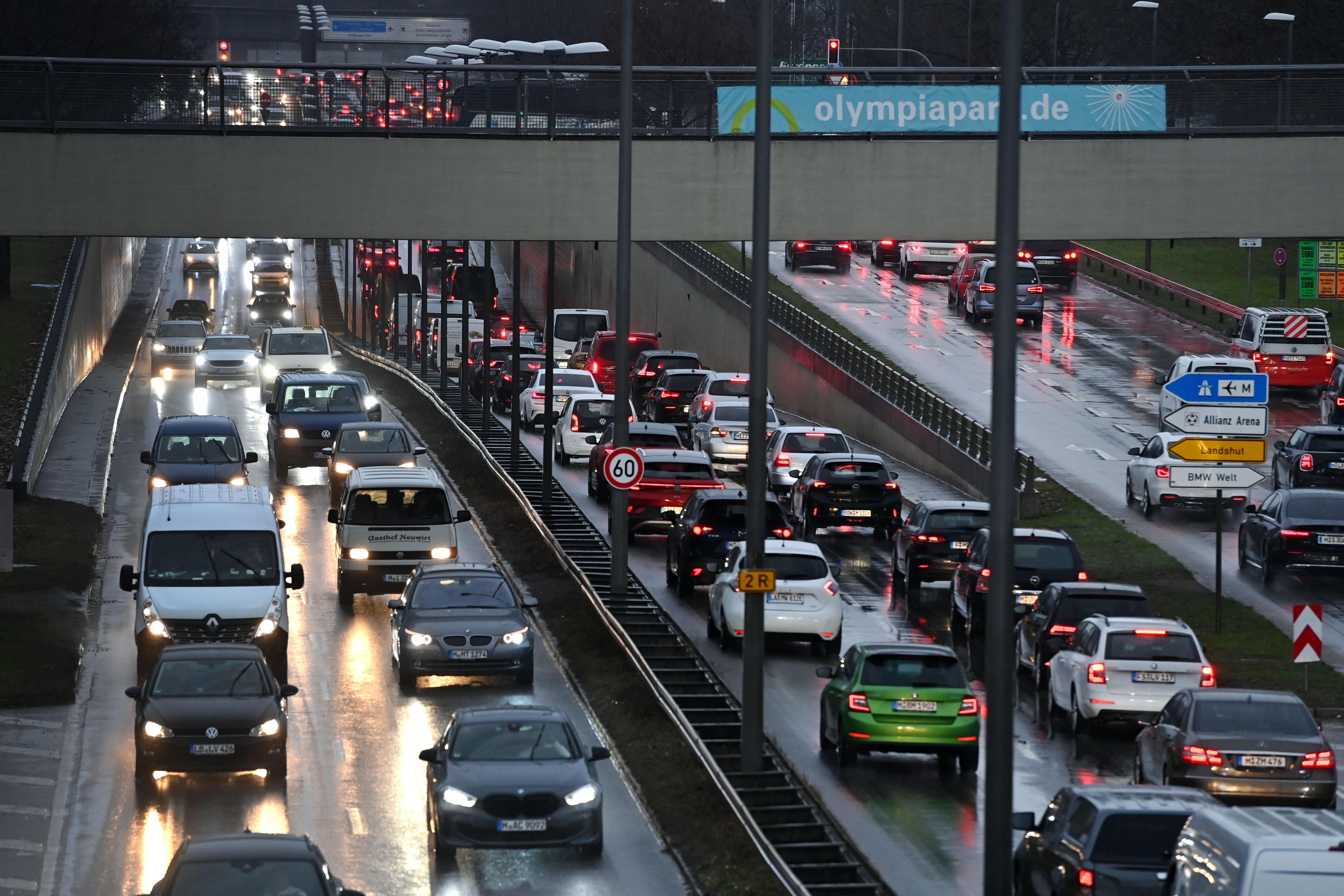 Verstopfte Hauptverkehrsstraße, Stau, Stop and Go, Mittlerer Ring, dichter Straßenverkehr auf dem Mittleren Ring in München 