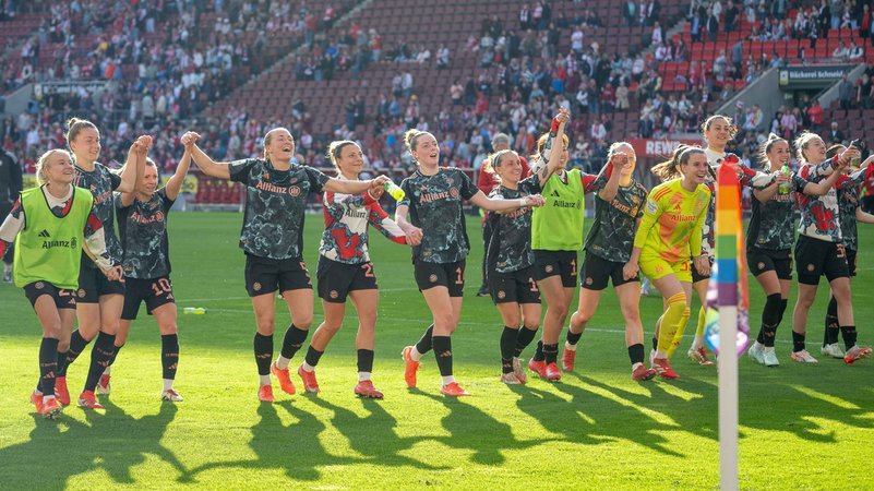 FC Bayern Frauen feiern Sieg beim 1. FC Köln | Bild: picture-alliance/dpa FC Bayern Frauen feiern Sieg beim 1. FC Köln