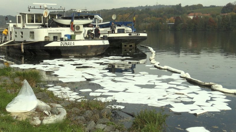 Auf der Donau bei Passau hat es einen Ölunfall gegeben. 