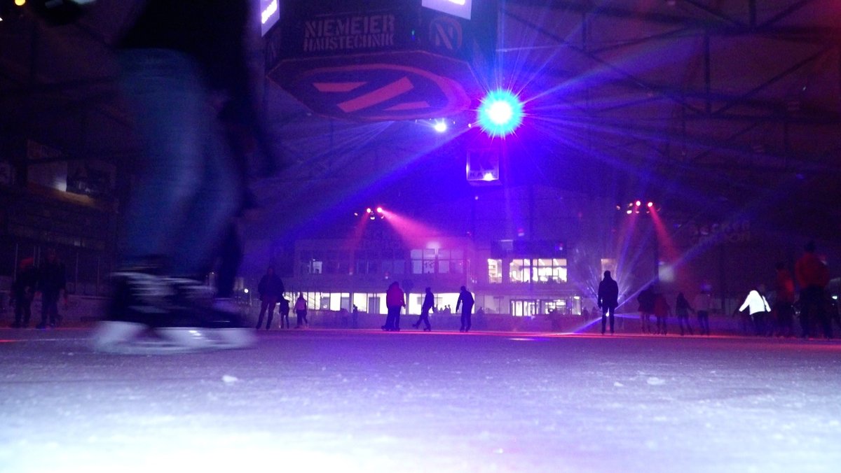 Schlittschuhfahrer bei der Eislauf-Disco in Deggendorf