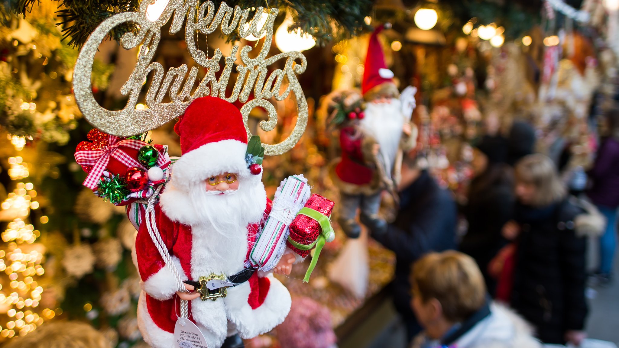 Menschen auf einem Christkindlmarkt