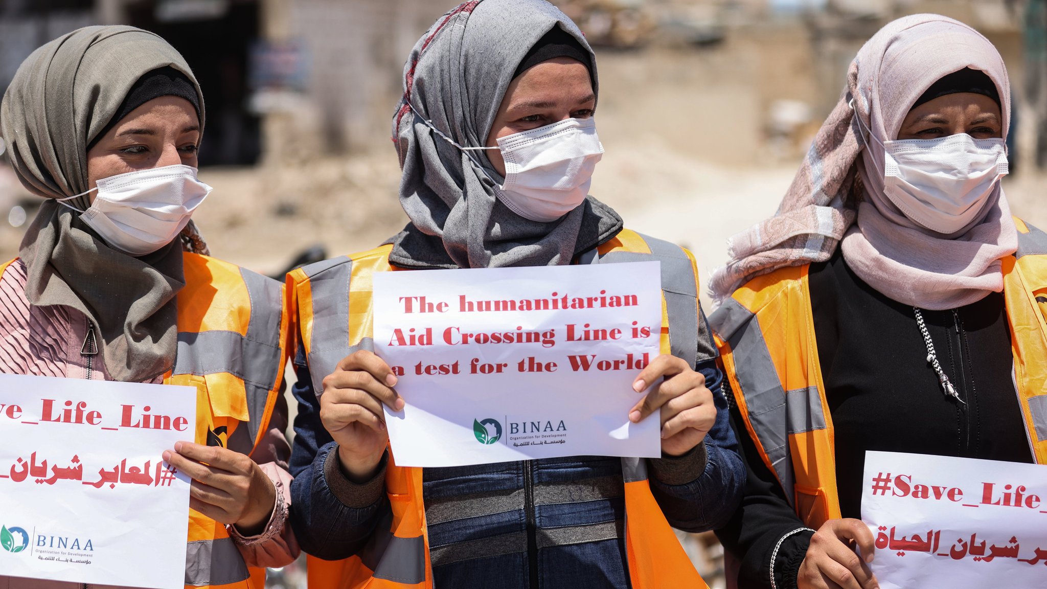 Syrische Entwicklungshelferinnen halten Transparente während eines Protests in der Nähe des Grenzübergangs Bab Al-Hawa zur Türkei. Sie protestieren gegen die Aussetzung von Hilfslieferungen über Bab Al-Hawa, den letzten von ehemals vier Grenzübergängen nach Syrien. 