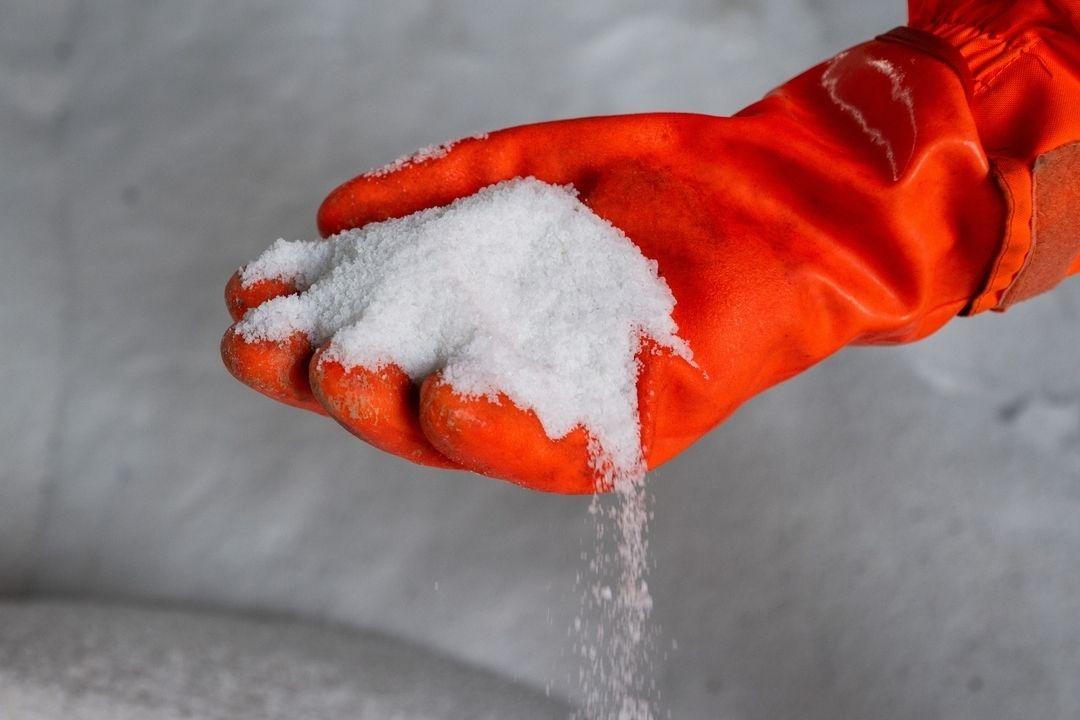 Meistens verboten: Der Einsatz von Streusalz auf öffentlichem Grund.