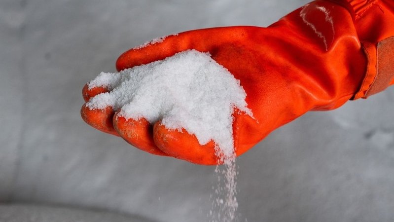 Meistens verboten: Der Einsatz von Streusalz auf öffentlichem Grund. | Bild: dpa-Bildfunk/Christophe Gateau Meistens verboten: Der Einsatz von Streusalz auf öffentlichem Grund.