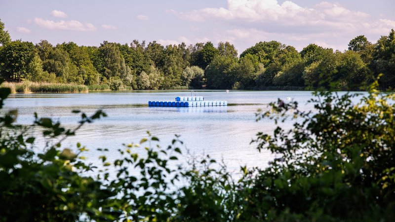 09.06.2023, Bayern, Garching: Eine Badeinsel schwimmt auf dem Garchinger See. Die europäische Umweltagentur hat in ihrem jährlichen Badegewässerbericht dem Garchinger See eine schlechte Wasserqualität bescheinigt. Foto: Matthias Balk/dpa +++ dpa-Bildfunk +++