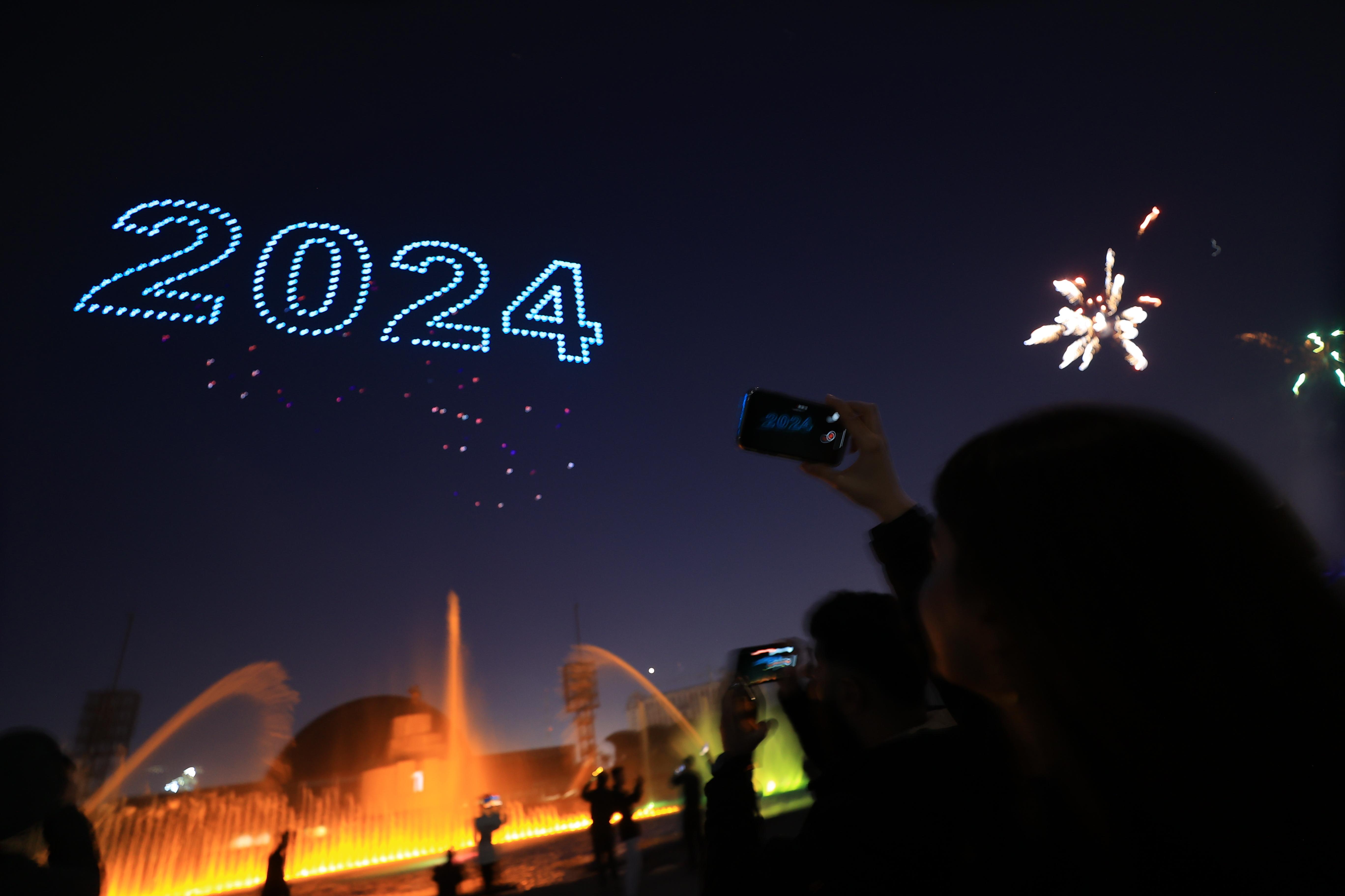 Drohnen statt Böller: Am Bagdader Nachthimmel läutet ein Formationsflug das Jahr 2024 ein.