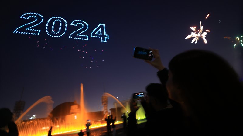 Drohnen statt Böller: Am Bagdader Nachthimmel läutet ein Formationsflug das Jahr 2024 ein. | Bild: picture alliance / Anadolu | Murtadha Al-Sudani Drohnen statt Böller: Am Bagdader Nachthimmel läutet ein Formationsflug das Jahr 2024 ein.