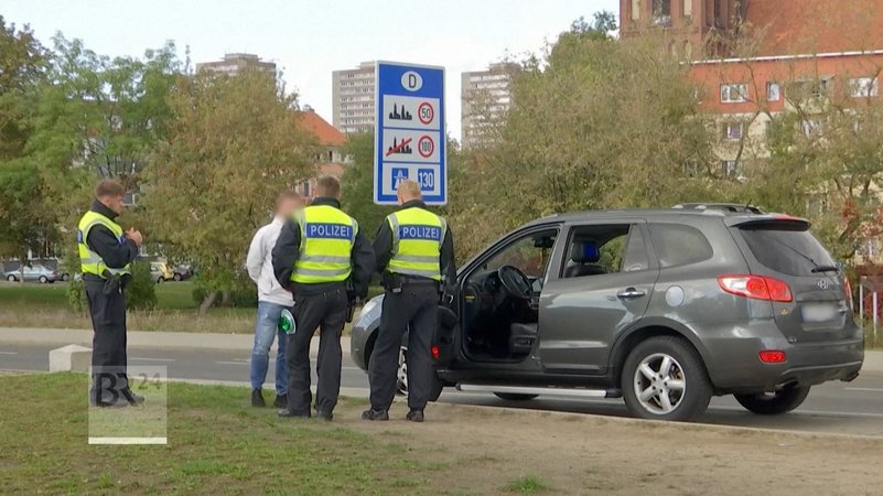 Das Verwaltungsgericht Berlin stellte am Montag in mehreren Eilverfahren die Weisung von Dobrindt zur Zurückweisung von Flüchtlingen in Frage. | Bild: Bayerischer Rundfunk 2025 Das Verwaltungsgericht Berlin stellte am Montag in mehreren Eilverfahren die Weisung von Dobrindt zur Zurückweisung von Flüchtlingen in Frage.