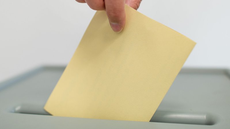 ARCHIV - 19.09.2013, Baden-Württemberg, Mannheim: ILLUSTRATION - Ein Stimmzettel wird in eine Wahlurne geworfen. (zu dpa: «Mindestlohn, Bundestag, Nachname · was sich 2025 ändert») Foto: Uwe Anspach/dpa +++ dpa-Bildfunk +++ | Bild: dpa-Bildfunk/Uwe Anspach ARCHIV - 19.09.2013, Baden-Württemberg, Mannheim: ILLUSTRATION - Ein Stimmzettel wird in eine Wahlurne geworfen. (zu dpa: «Mindestlohn, Bundestag, Nachname · was sich 2025 ändert») Foto: Uwe Anspach/dpa +++ dpa-Bildfunk +++