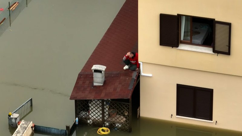 In den italienischen Überschwemmungsgebieten haben am Freitag erneut Regenfälle eingesetzt. Die Menschen sind verzweifelt, viele von ihnen immer noch in ihren Häusern gefangen.