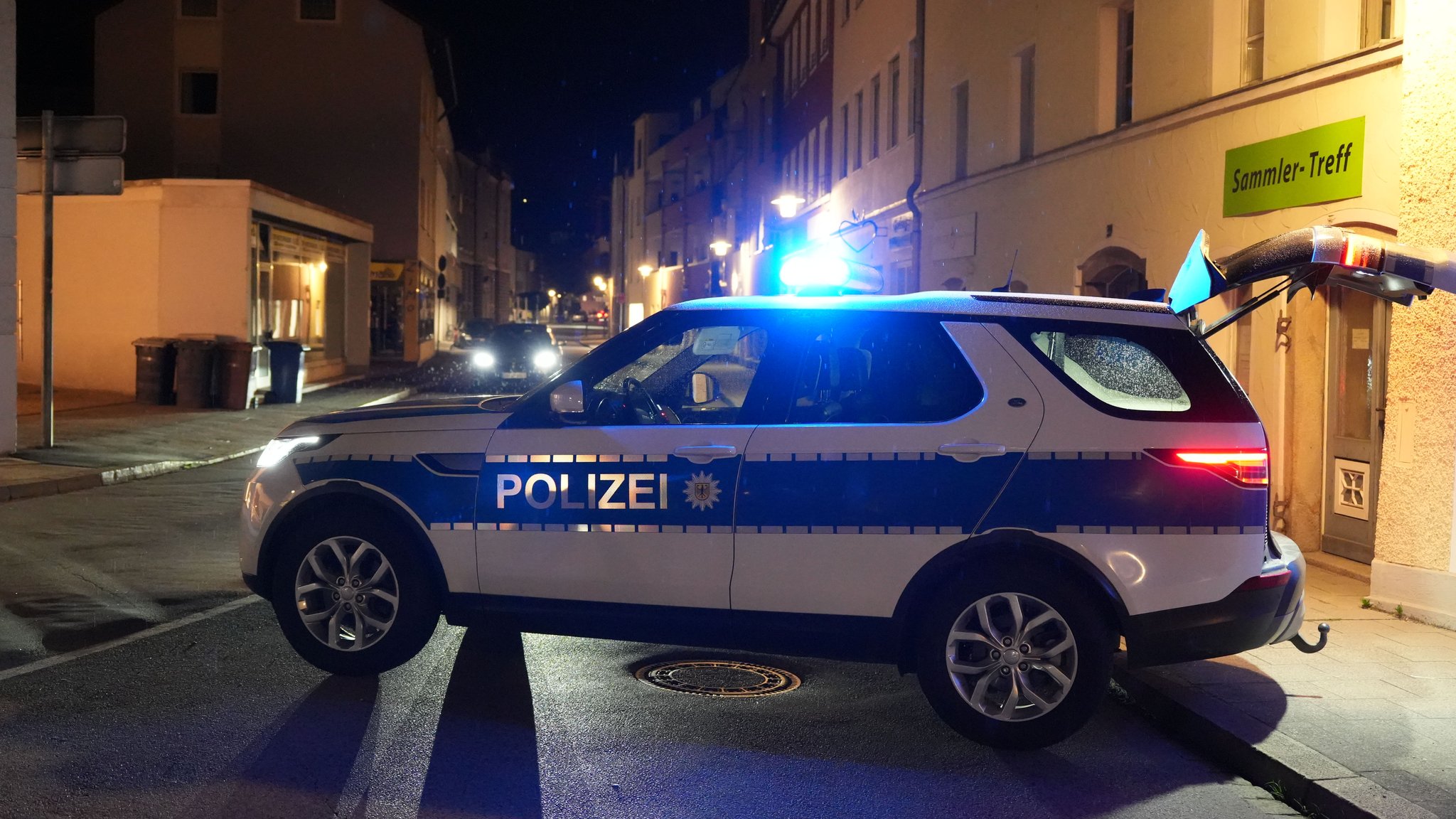 Ein Polizeiauto in der Deggendorfer Innenstadt. | Bild: News5 Ein Polizeiauto in der Deggendorfer Innenstadt.