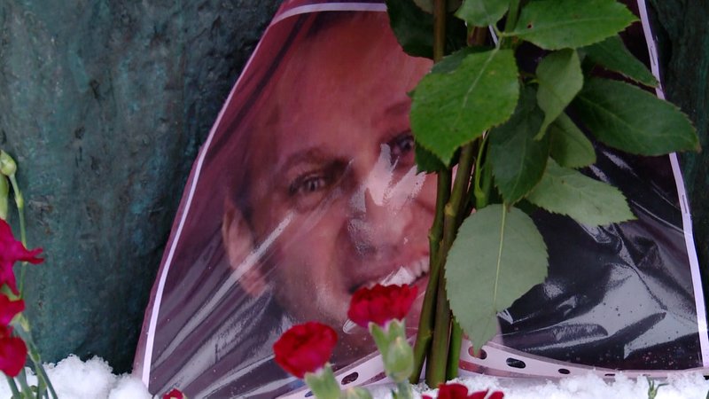 Ein Bild Nawalnys und Blumen zum Gedenken