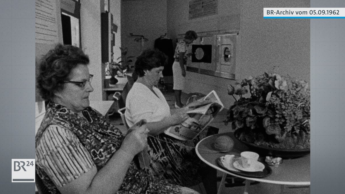wartende Frauen im Waschsalon