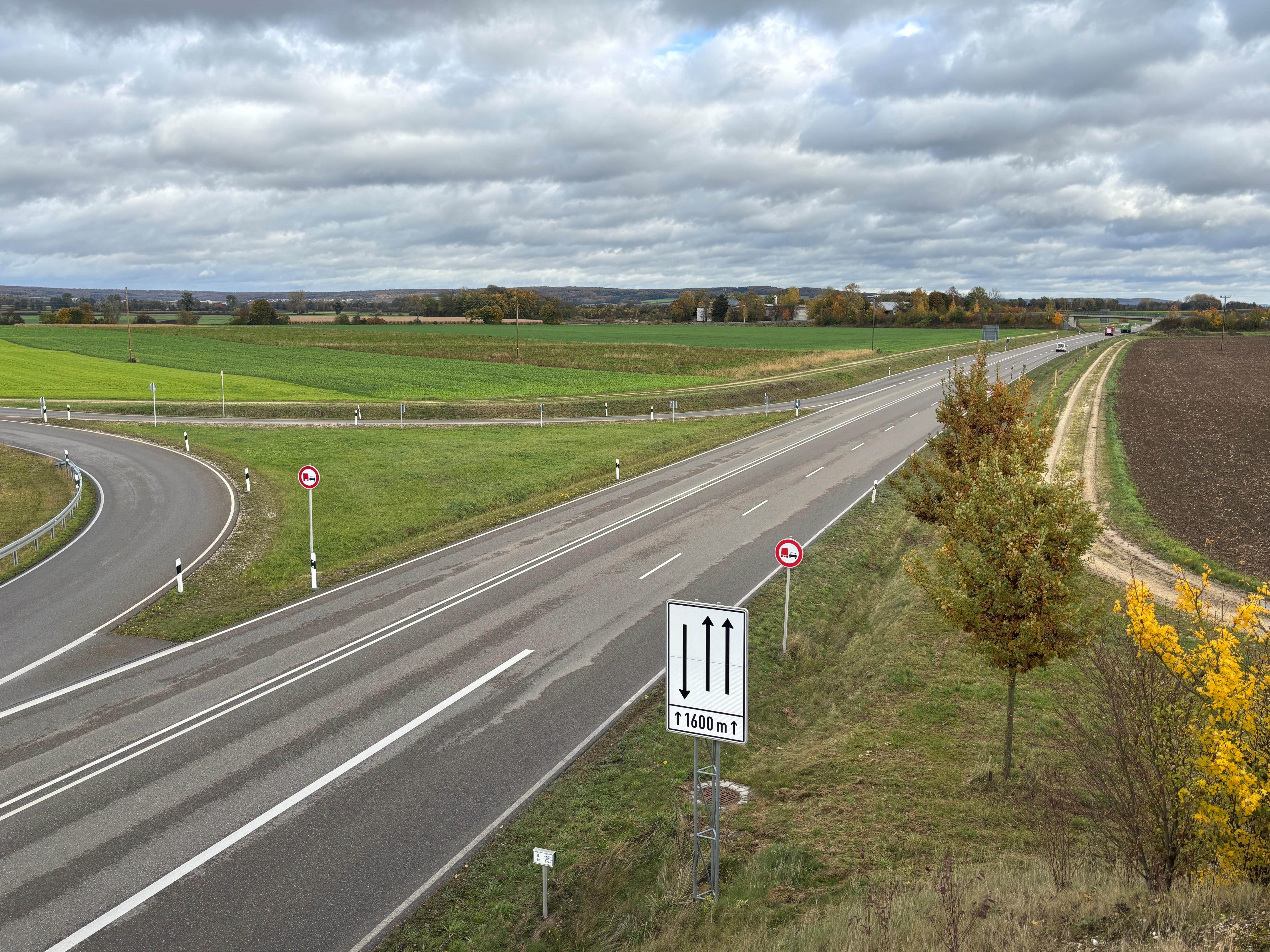 Bild der Bundesstraße 16, wo die Schüsse fielen.
