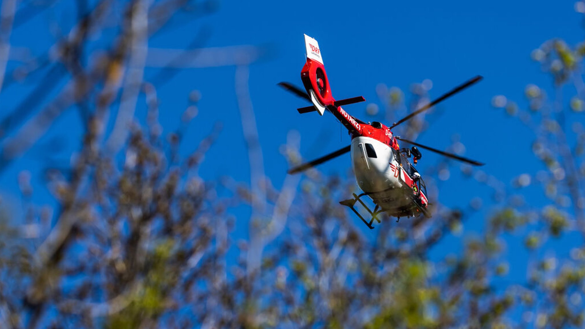 Ein Helikopter vor blauem Himmel.