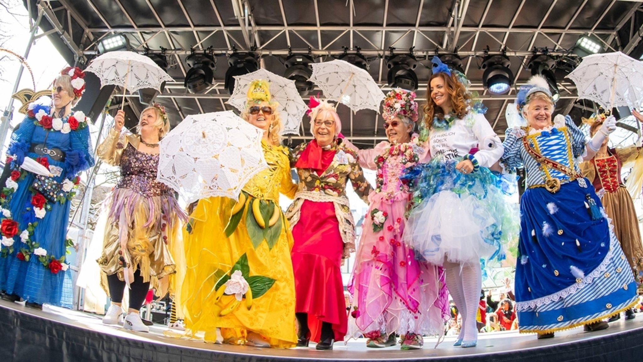 München: Die Marktfrauen feiern am Faschingsdienstag beim Tanz der Marktweiber auf dem Viktualienmarkt auf der Bühne. 