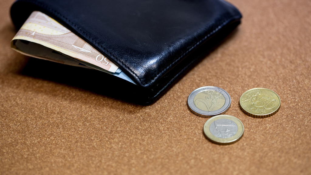 Geldbeutel mit Euroscheinen davor Euro-Münzen (Symbolbild) | Bild: BR/Lisa Hinder Geldbeutel mit Euroscheinen davor Euro-Münzen (Symbolbild)