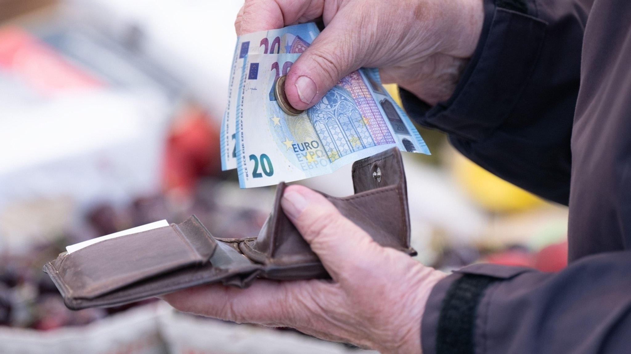 Aufmerksamer Supermarktkunde bewahrt Seniorin vor Betrug