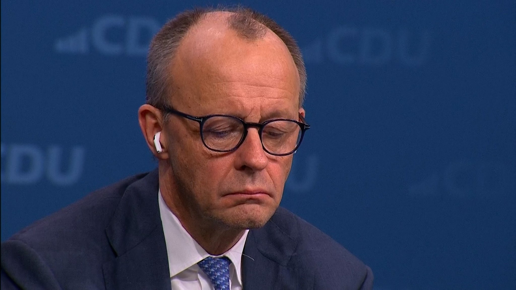 In der Politik ist zwar Sommerpause, doch dafür herrscht viel Lärm um den Kanzler – vor allem nach der holprigen Kabinettsumbildung. 