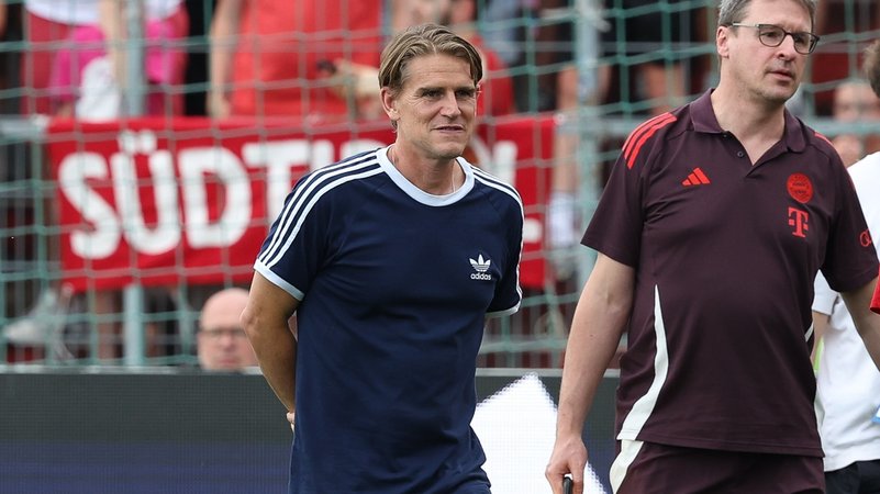 FC-Bayern-Sportdirektor Christoph Freund beim Spiel gegen WSG Tirol | Bild: picture-alliance/dpa FC-Bayern-Sportdirektor Christoph Freund beim Spiel gegen WSG Tirol