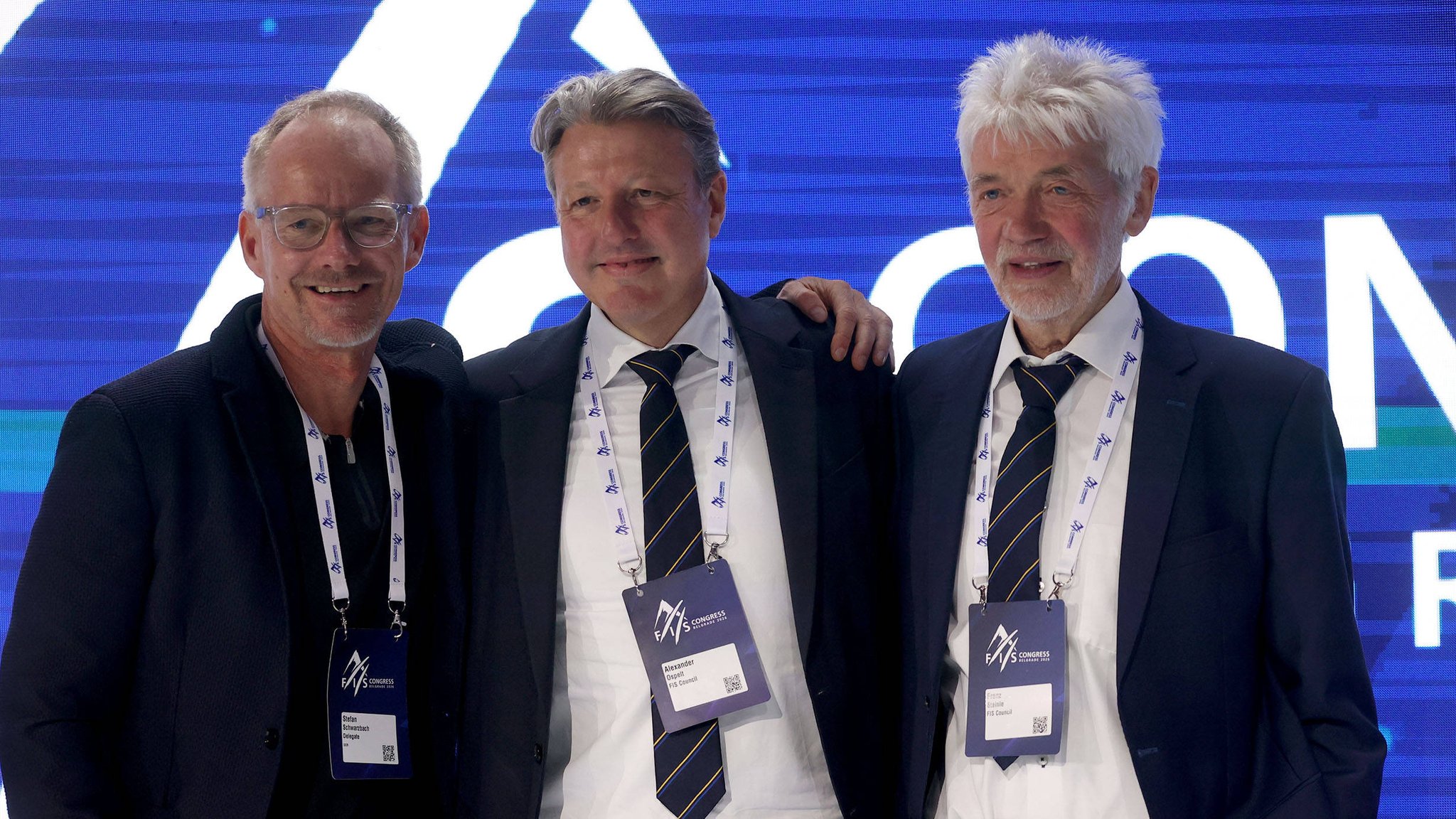 DSV-Vorstandsmitglied Stefan Schwarzbach (l.), der neue FIS-Präsident Alexander Ospelt (m.) und Franz Steinle | Bild: IMAGO / Aleksandar Djorovic DSV-Vorstandsmitglied Stefan Schwarzbach (l.), der neue FIS-Präsident Alexander Ospelt (m.) und Franz Steinle