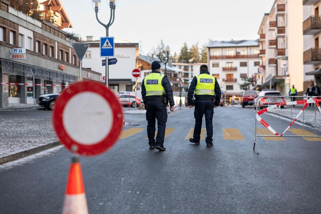 01.01.2026, Schweiz, Crans-Montana: Polizeibeamte sind in der Nähe des Bereichs zu sehen, in dem in der Bar und Lounge Le Constellation nach einer Explosion in den frühen Morgenstunden der Silvesternacht ein Feuer ausgebrochen ist. 