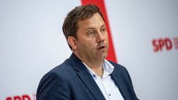 SPD-Chef Lars Klingbeil hat die von Finanzminister Christian Lindner (FDP) geplanten Steuerentlastungen als Teil eines Gesamtpakets bezeichnet. | Bild:dpa-Bildfunk/Fabian Sommer