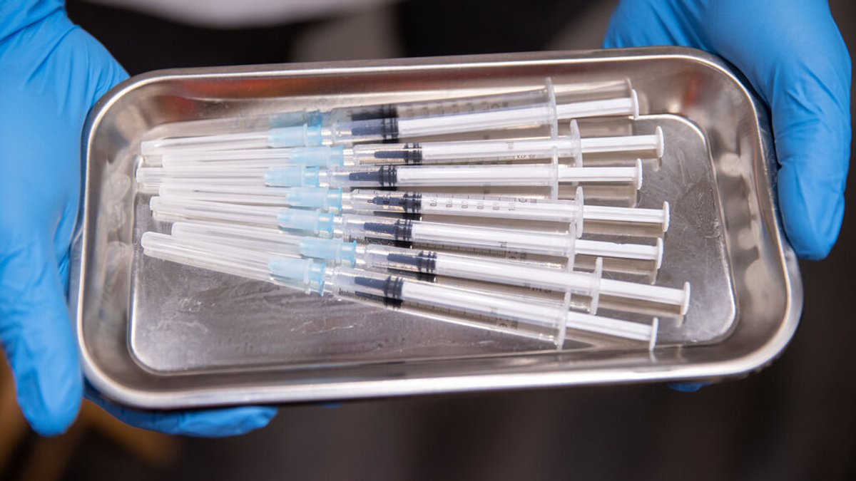 Aufgezogene Spritzen mit Impfstoff gegen Covid-19 liegen in einem temporären mobilen Impfzentrum in einer Schale.