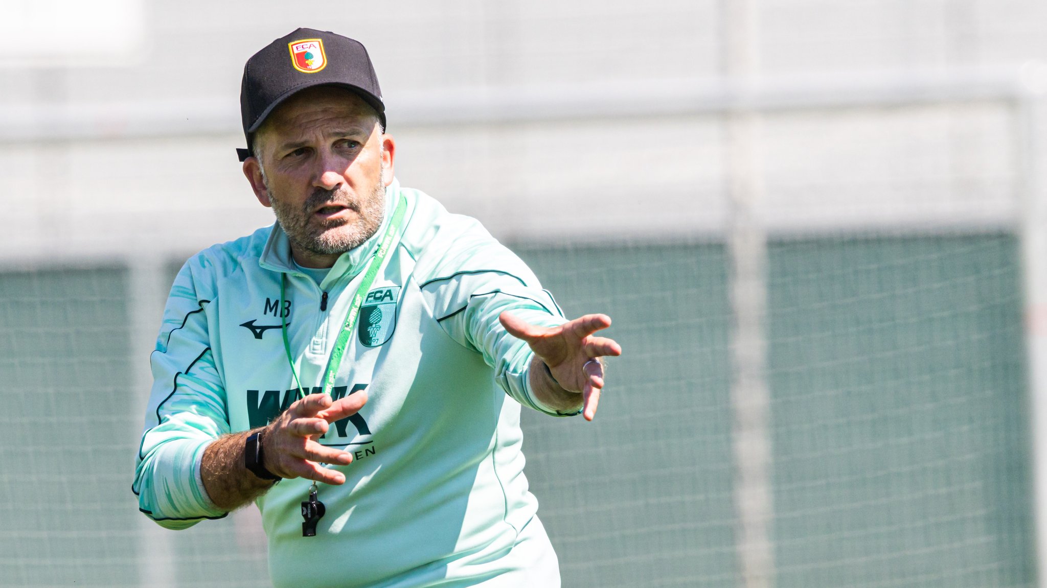 Stellte seinen Profis im Training eine akkustische Herausforderung: FCA-Trainer Manuel Baum.