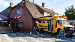 Ein alter amerikanischer Schulbus steht als Ausschank neben der Gaststätte "Pony" in der Straße Strönwai im Zentrum von Kampen. | Bild:picture alliance/dpa/Axel Heimken