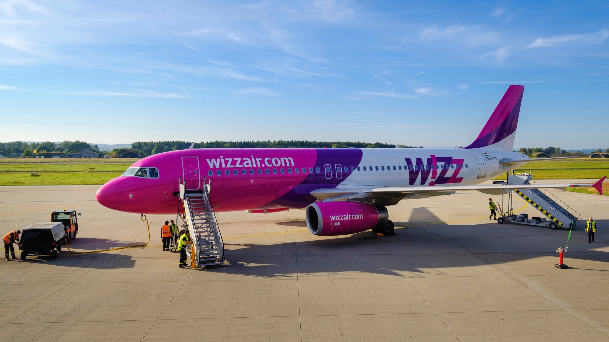 Ein Flugzeug der Airline Wizzair steht auf dem Memminger Flughafe