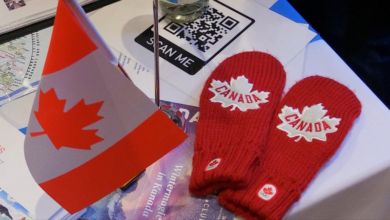 Kanadisches Fähnchen und rote "Canada"-Strickhandschuhe | Bild: BR Kanadisches Fähnchen und rote "Canada"-Strickhandschuhe
