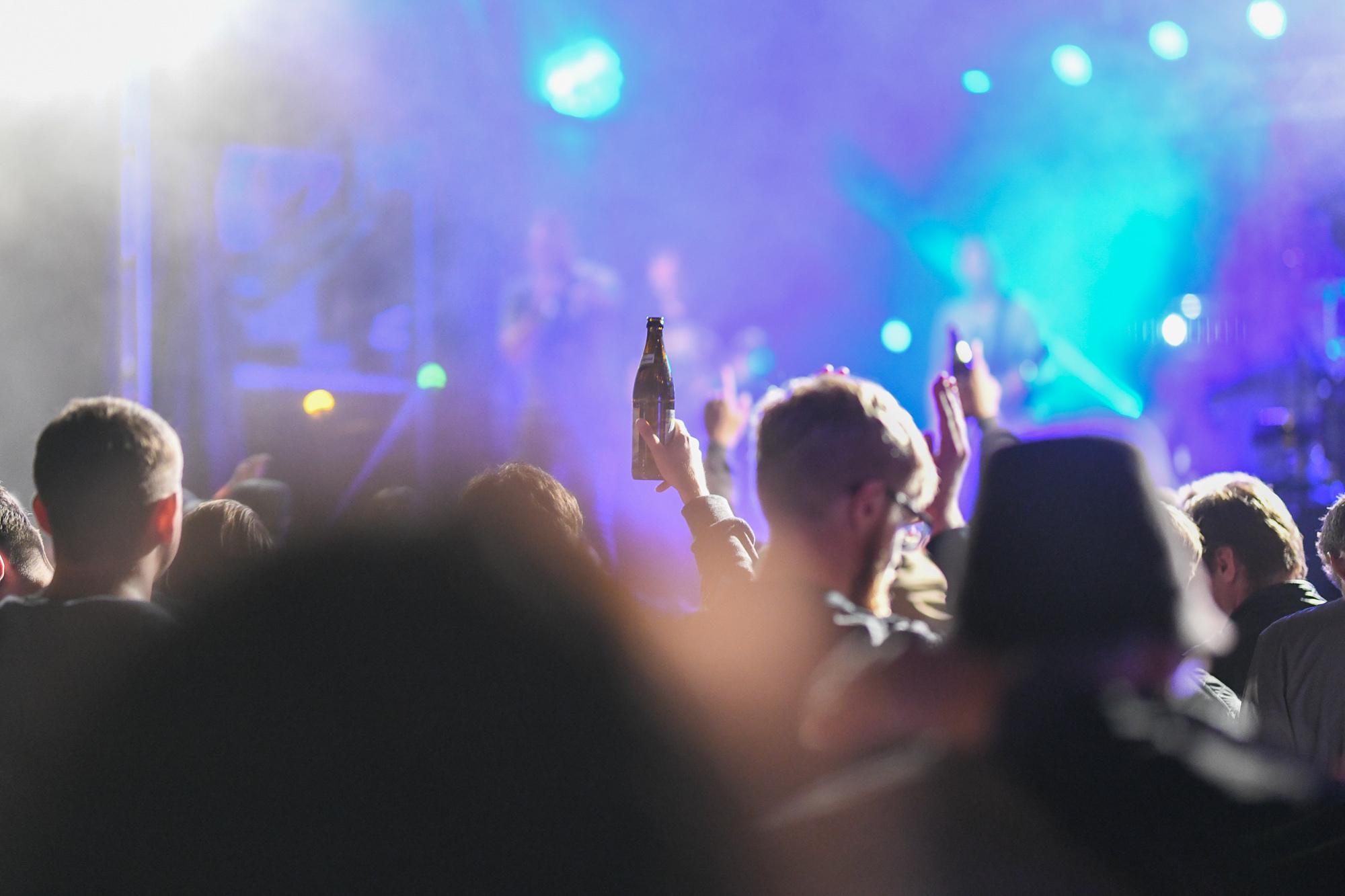 So soll es in Baden-Württembergs Klubs bald wieder aussehen: volle Tanzflächen. In Bayern lassen solche Lockerungen wohl noch auf sich warten.  | Bild:picture alliance / Marius Bulling | Ostalb Network