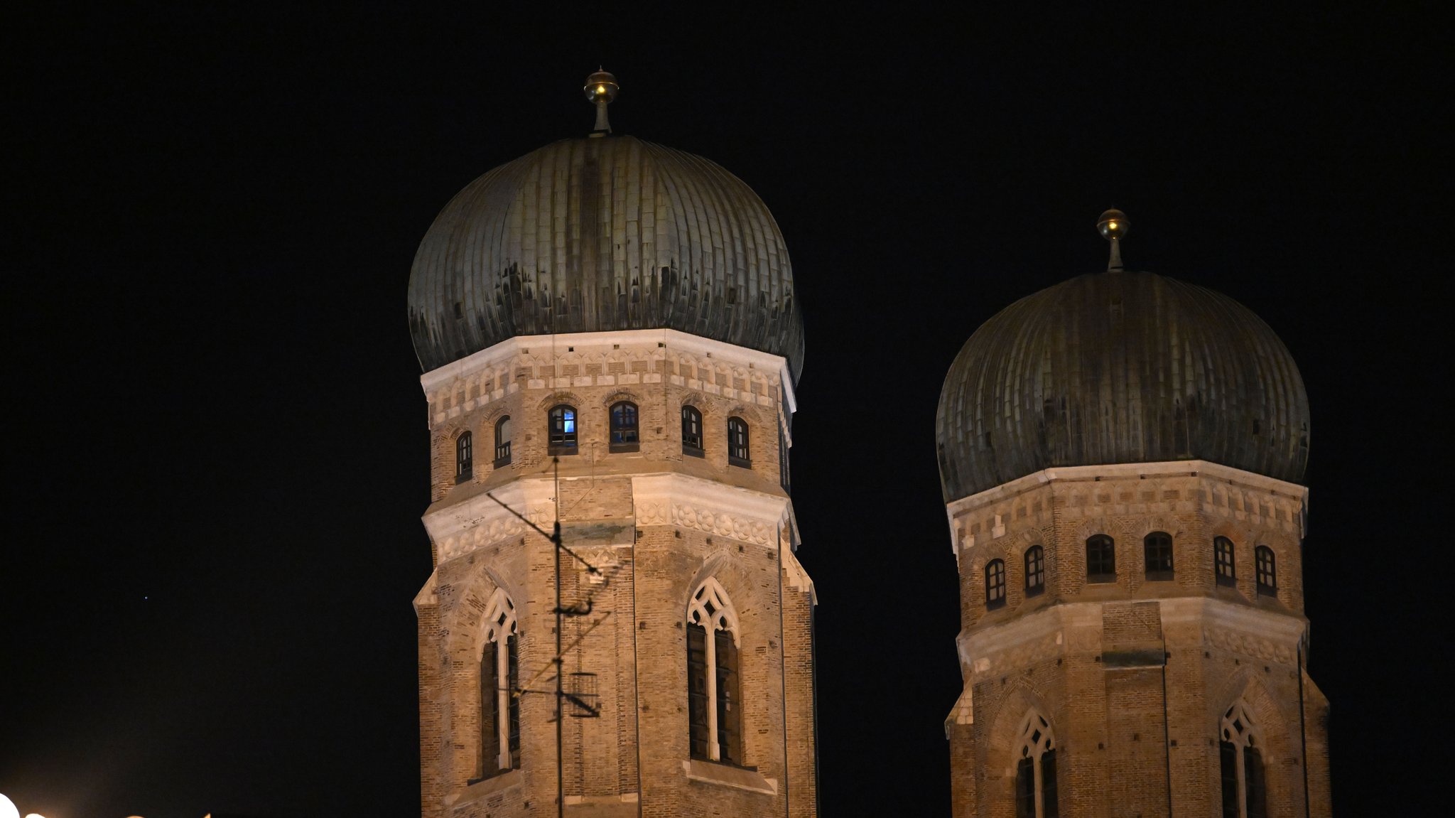Auch die Münchner Frauenkirche wurde mit einer Hassbotschaft beschmiert. | Bild: picture alliance/dpa | Felix Hörhager Auch die Münchner Frauenkirche wurde mit einer Hassbotschaft beschmiert.