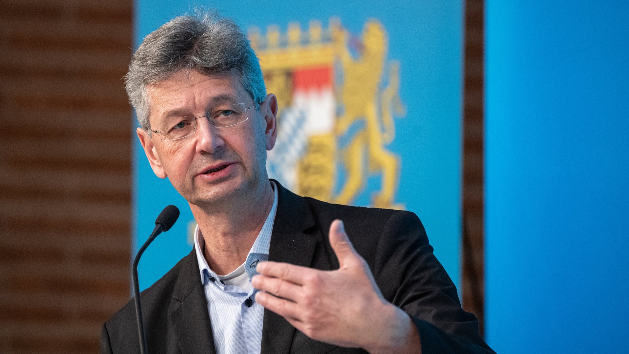 09.03.2021, Bayern, München: Michael Piazolo, Kultusminister von Bayern und Generalsekretär der Freien Wähler in Bayern, spricht auf einer Pressekonferenz nach einer Sitzung des bayerischen Kabinetts im Prinz-Carl-Palais. 