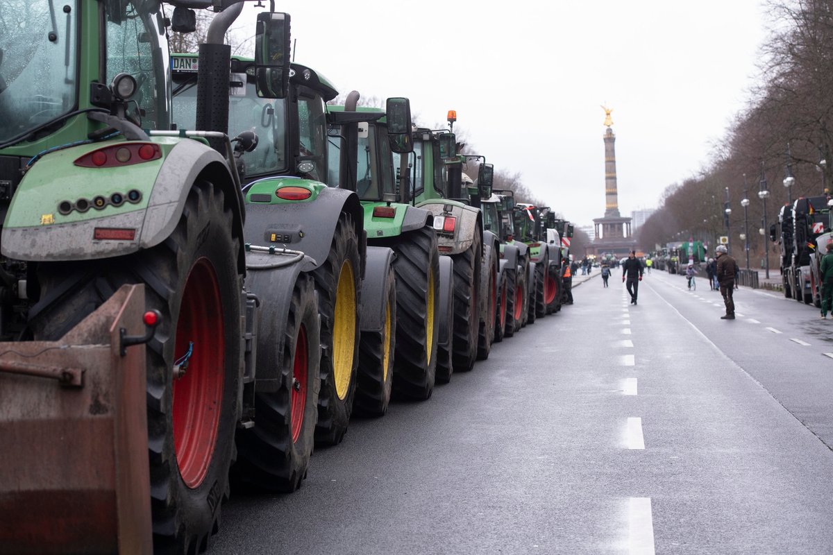 14.01.2024, Berlin: Traktoren sind auf der Straße des 17. Juni unweit des Brandenburger Tores zu sehen. 