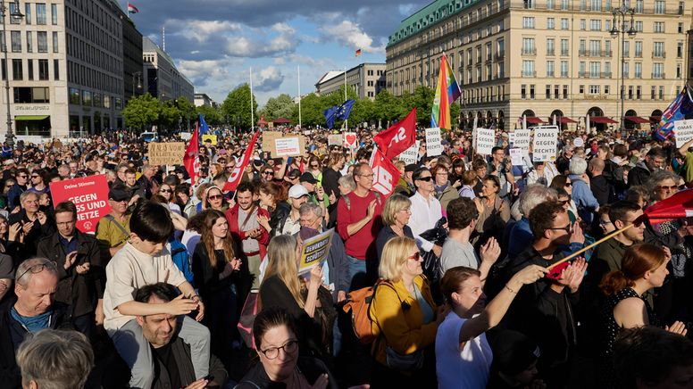 Nach dem Angriff auf den SPD-Europaabgeordneten Ecke findet vor dem Brandenburger Tor eine Solidaritätskundgebung statt. | Bild:dpa-Bildfunk/Jörg Carstensen