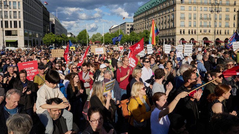 Nach dem Angriff auf den SPD-Europaabgeordneten Ecke findet vor dem Brandenburger Tor eine Solidaritätskundgebung statt. | Bild: dpa-Bildfunk/Jörg Carstensen Nach dem Angriff auf den SPD-Europaabgeordneten Ecke findet vor dem Brandenburger Tor eine Solidaritätskundgebung statt.