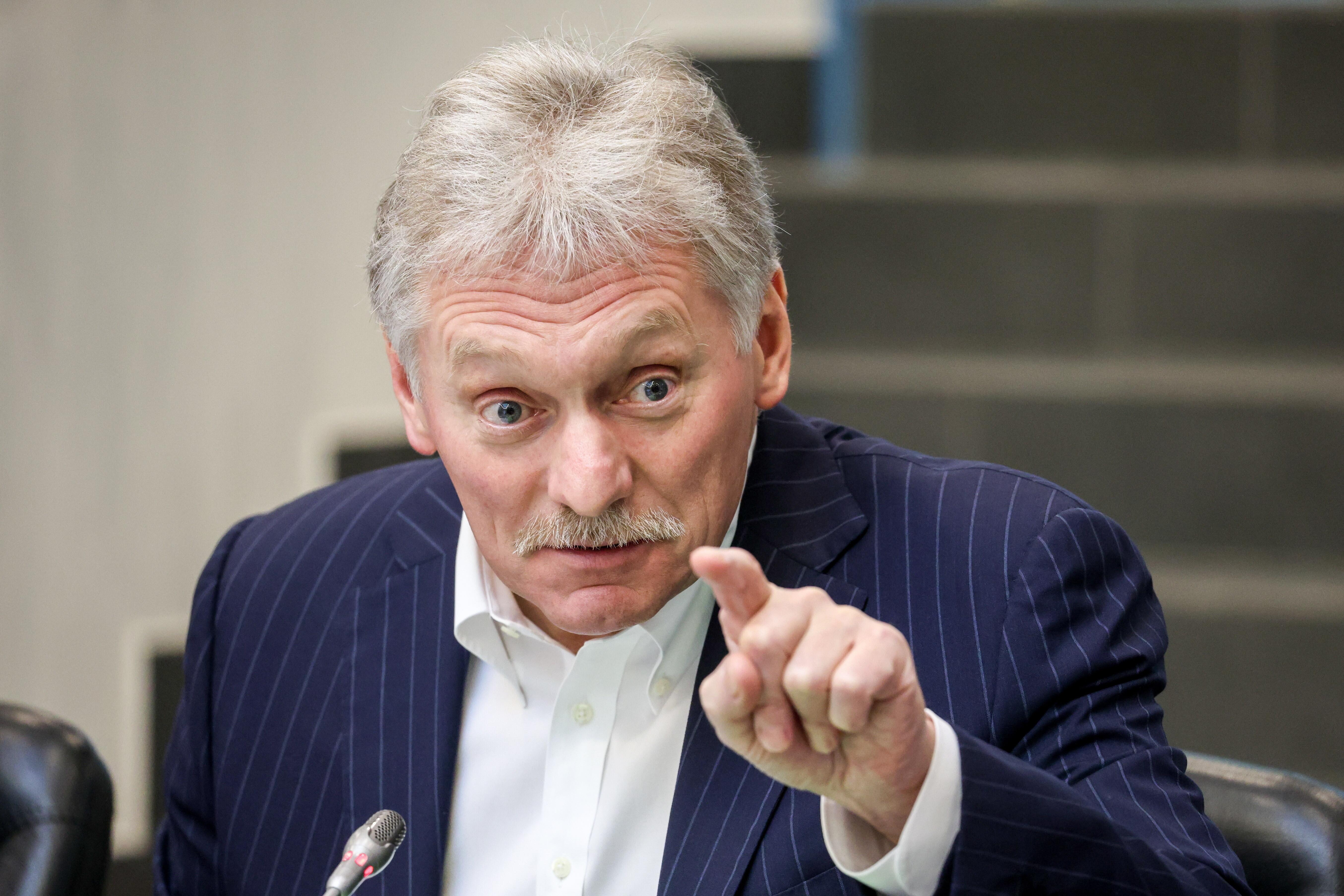 Der Kreml-Sprecher gestikuliert am Rednerpult