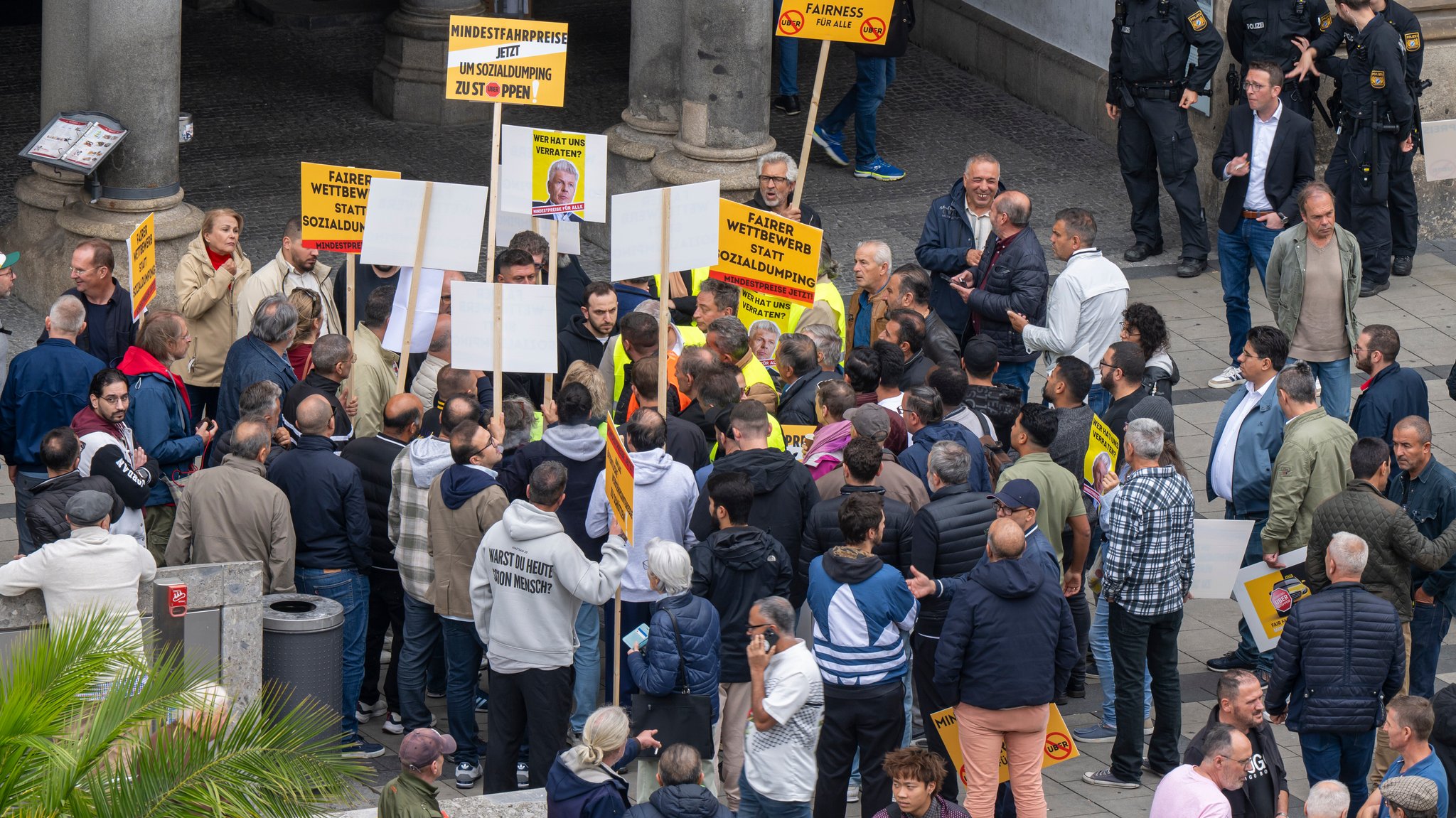 30.07.2025: Taxifahrer demonstrieren am Münchner Marienplatz für fairen Wettbewerb