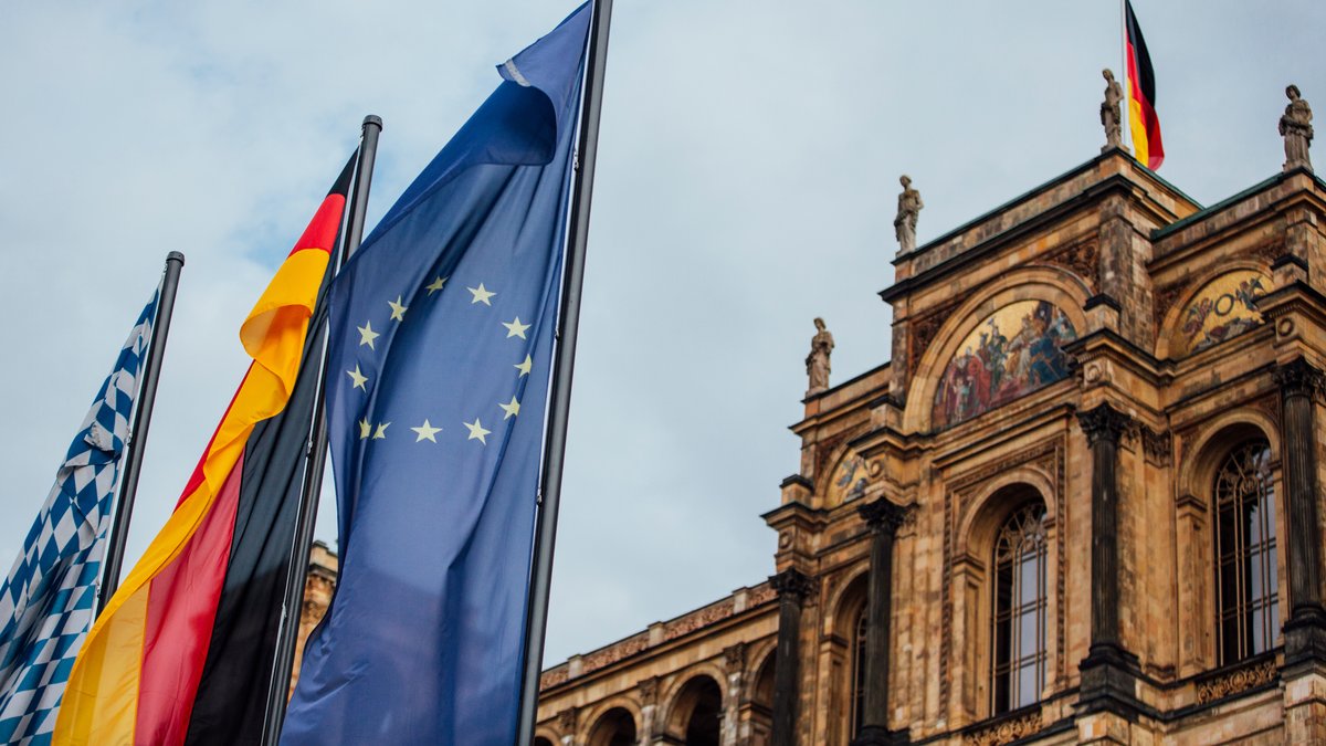 Die bayerische, die deutsche und die europäische Flagge vor dem Bayerischen Landtag in München