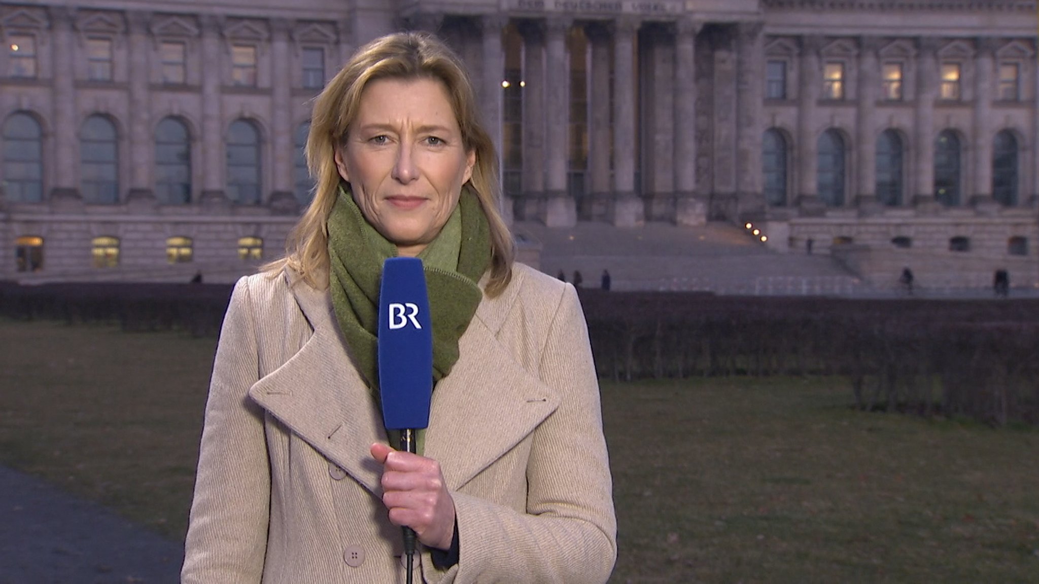 Der Bundeskanzlerin fehlten Verbündete für ihre Osterruhe-Entscheidung und der Druck von außen war groß, so BR-Reporterin Stephanie Stauß. Es war heute eine historische Rede der Bundeskanzlerin, in der Merkel öffentlich einen Fehler eingeräumt hat.