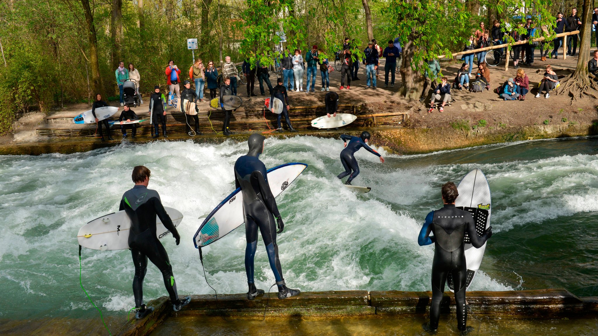 Münchner Eisbach gehört zu den 50 schönsten Stränden der Welt