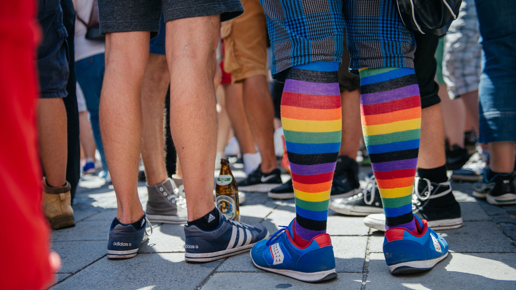 Socken in Regenbogen-Farbe