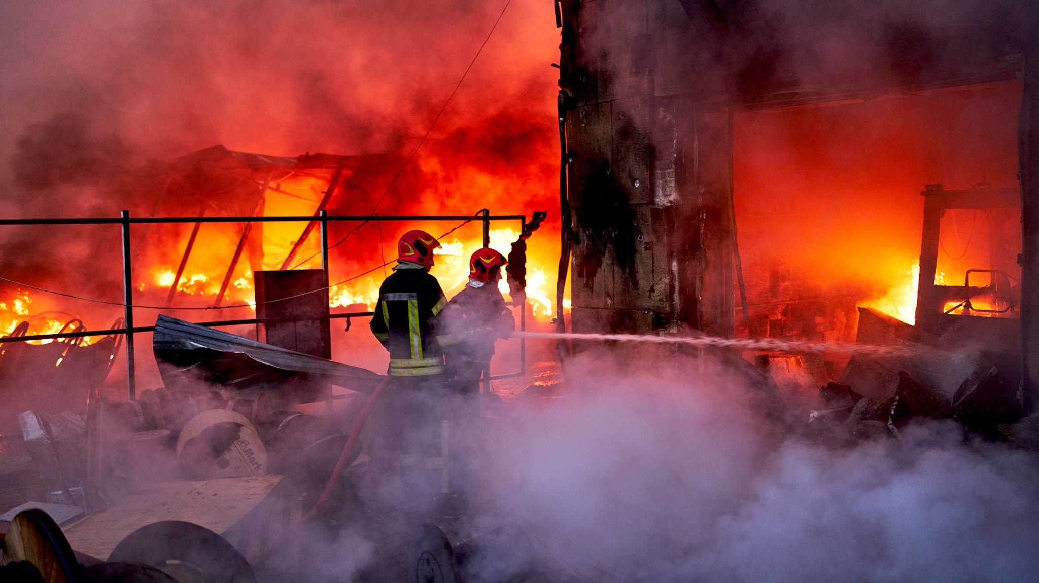 Drei Tage lang hat Russland die ukrainische Hauptstadt Kyjiw nicht angegriffen - wegen des Besuchs einer US-Delegation am Wochenende. Jetzt meldet die Ukraine neue schwere Angriffe und Todesopfer. | Bild: Bayerischer Rundfunk 2026 Drei Tage lang hat Russland die ukrainische Hauptstadt Kyjiw nicht angegriffen - wegen des Besuchs einer US-Delegation am Wochenende. Jetzt meldet die Ukraine neue schwere Angriffe und Todesopfer.
