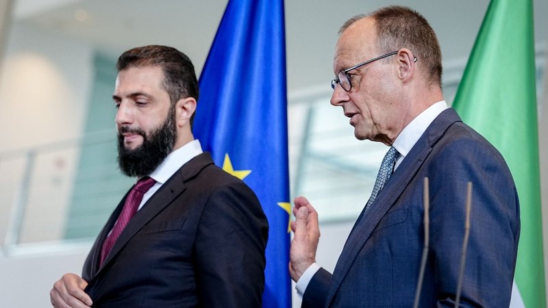 Syriens Übergangspräsident Ahmed al-Scharaa und Bundeskanzler Friedrich Merz (CDU) verlassen im Bundeskanzleramt die Pressekonferenz. | Bild: picture alliance/dpa | Kay Nietfeld Syriens Übergangspräsident Ahmed al-Scharaa und Bundeskanzler Friedrich Merz (CDU) verlassen im Bundeskanzleramt die Pressekonferenz.