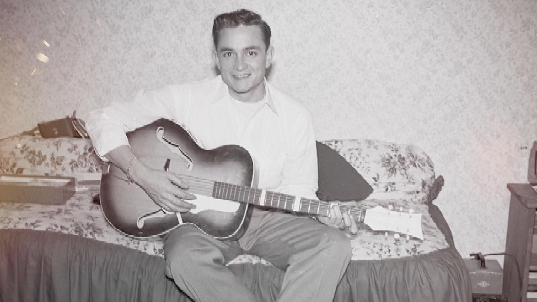 Ein Schwarzweißbild des Musikers Johnny Cash | Bild: Balaena Verlag/Edith Raim Ein Schwarzweißbild des Musikers Johnny Cash