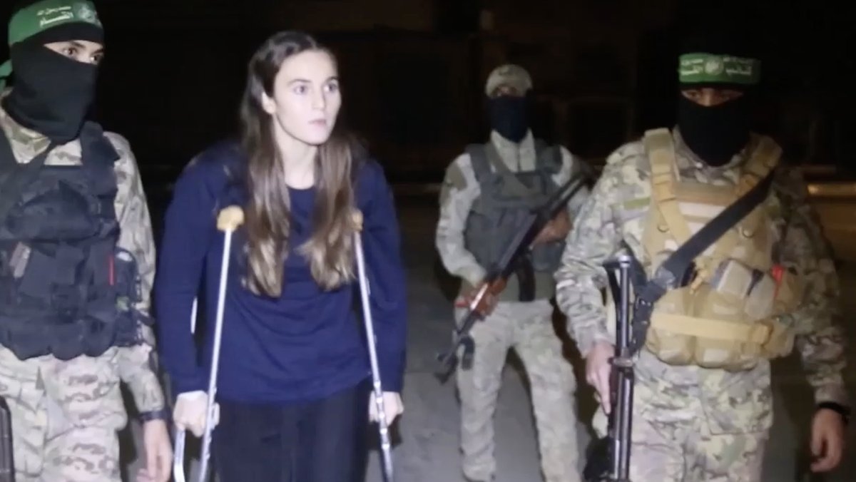Das Bildschirmfoto zeigt eine israelische Geisel bei ihrer Freilassung im Zuge des Geiselaustauschs. 