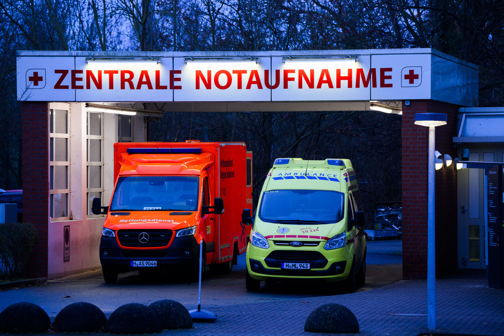 Ein Rettungs- und ein Krankenwagen stehen an der Zentralen Notaufnahme eines Krankenhauses