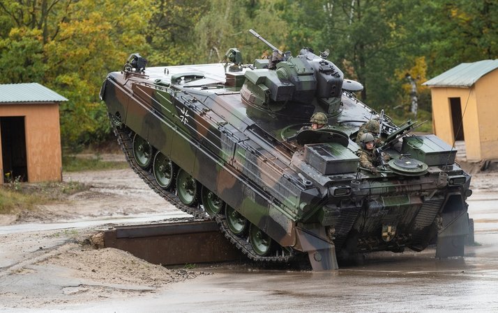 ARCHIV - 11.10.2019, Niedersachsen, Munster: Ein Schützenpanzer der Bundeswehr vom Typ Marder, der von Rheinmetall Landsysteme gebaut wird, fährt bei der Informationslehrübung Landoperationen 2019 über ein Hindernis. 